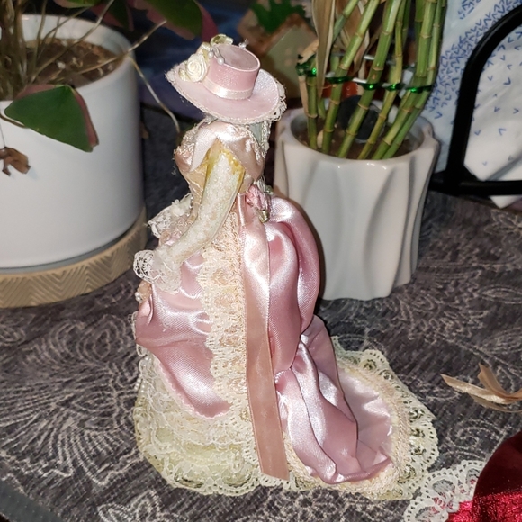 2 Victorian Gown Decor~Good Cond - Picture 15 of 15